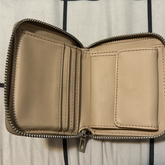 Guess Wallet - Picture 2 of 2